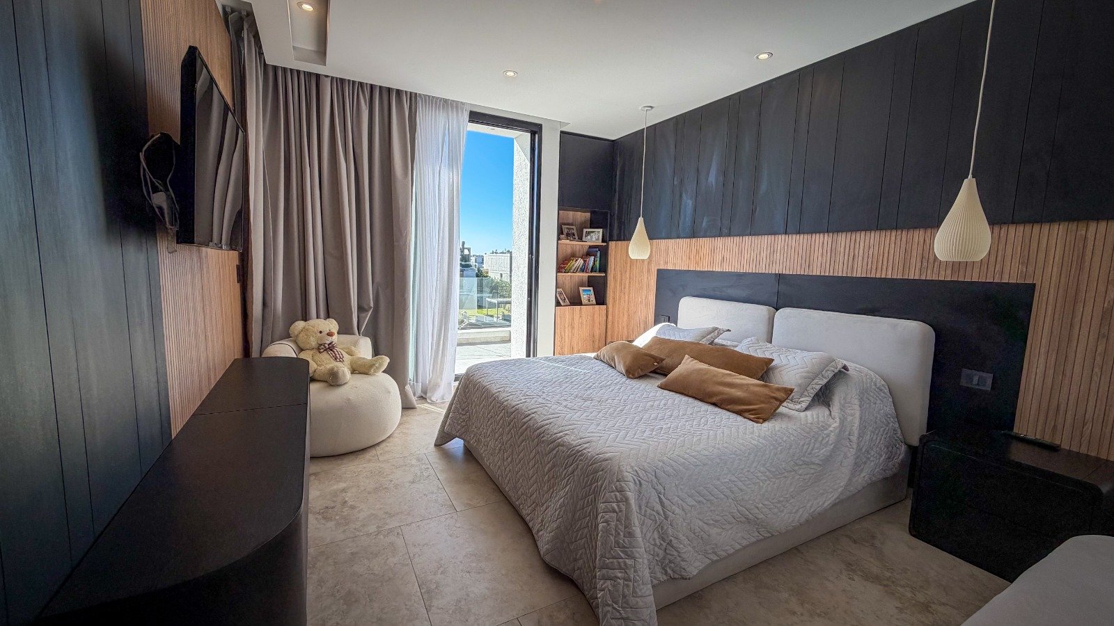 Dormitorio moderno con paredes de madera oscura y cama king — proyecto Yatch 278, por CIFARELLI arquitectos, en Tigre